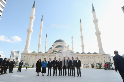 Bakan Tekin’den Şahinbey Millet Cami’ne Tam Not