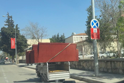 Hafif Ticari Araca Yükledikleri Çekyatlarla Trafiği Tehlikeye Attılar