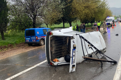 Hafif Ticari Araçla Otomobilin Çarpıştığı Kazada 2 Kişi Öldü