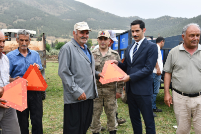 Traktör Sürücülerine Reflektör Dağıtıldı