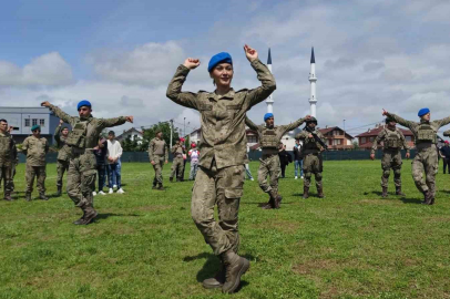 Kosova’da Türk Askeri 19 Mayıs Bayramı’nı Zeybek Oynayarak Kutladı
