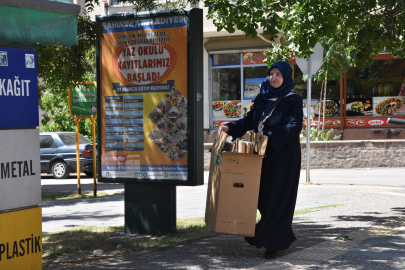 Biriktirdiği Atıklarla Çocukları Sevindiriyor