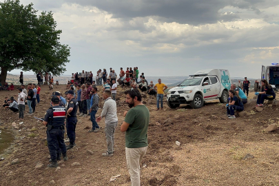 Gölete Giren Üç Kişiden Biri Boğuldu İkisi Kayıp