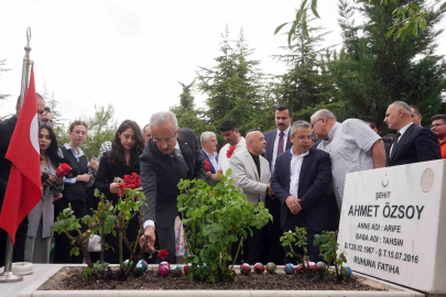 Bakan Uraloğlu, 15 Temmuz Şehidi Ahmet Özsoy’u Kabri Başında Andı