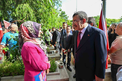 Cumhurbaşkanı Yardımcısı Yılmaz, 15 Temmuz Şehitliğini Ziyaret Etti