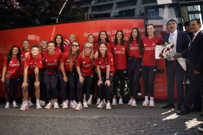 A Milli Kadın Voleybol Takımı’nın Paris Yolculuğu Başladı