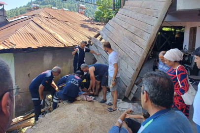 Çardak Direği Kırıldı, Üzerindekiler Aşağı Düştü