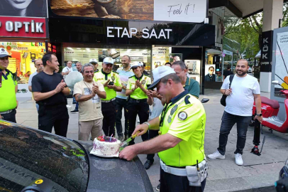 Emekli Olan Trafik Polisine Pastalı Kutlama