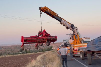 Traktör Yüklü Tır Devrildi: 1 Yaralı