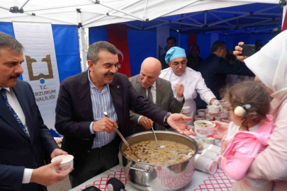 Bakan Tekin, Aşure Dağıttı