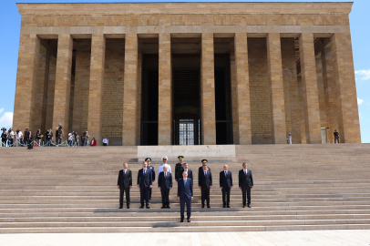 Cumhurbaşkanı Erdoğan, YAŞ Üyeleriyle Birlikte Anıtkabir’i Ziyaret Etti