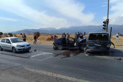 3 Aracın Karıştığı Zincirleme Trafik Kazası: 2 Yaralı