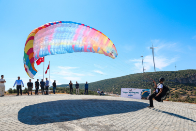 Gökyüzü Şenliği: İlk Yamaç Paraşütü Festivali Başladı