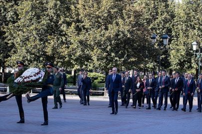 TBMM Başkanı Kurtulmuş, Moskova'daki Asker Anıtı'na Çelenk Bıraktı