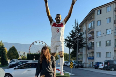 Merih Demiral’ın Heykelinin Önünde Eşi Fotoğraf Çektirdi