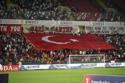 Taraftarlar tarafından  açılan Türk bayrağı büyük alkış aldı