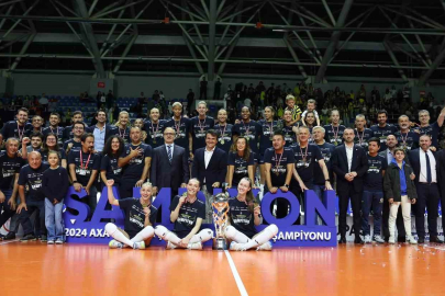 Fenerbahçe Kadın Voleybol Takımı, Şampiyonluk Kupasını Kaldırdı