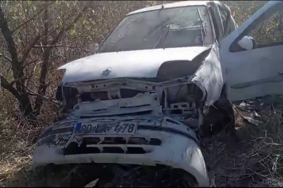 Bariyerlere çarpıp devrilen otomobilin sürücüsü hayatını kaybetti